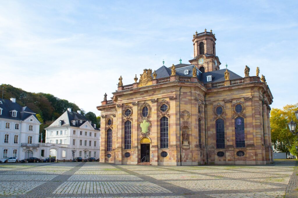 In Saarbrücken und im gesamten Saarland stehen Unternehmen zunehmend vor der Herausforderung, qualifizierte Fach- und Führungskräfte zu finden. Der Wettbewerb um die besten Talente ist hoch, während der Arbeitsmarkt zunehmend enger wird.